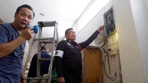 ตกใจนึกว่าไฟไหม้ เรียก จนท.ช่วย สุดท้ายพบเป็นงู ถูกไฟช็อตควันโขมง