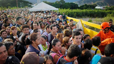 ชาวเวเนฯ นับหมื่นแห่ซื้อของแน่นโคลอมเบีย