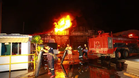 ไฟไหม้วอดโกดังโรงงานผลิตกระบะตู้แอร์โรคลาส นานกว่า 2 ชม.