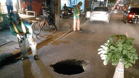 ถนนทรุด