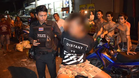 หนุ่มเมาเหล้าซิ่งจยย.หนีตร. พุ่งชน 2 ย่า-หลาน บาดเจ็บหนัก