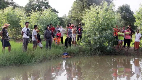 สาวใหญ่ศรีสะเกษ หาปลาในสระกลางทุ่งนา พลาดจมน้ำดับ
