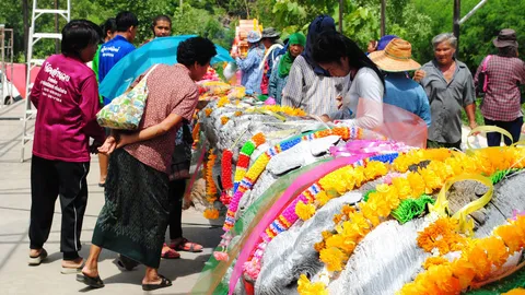 คอหวยจัดเต็ม ‘เจ้าแม่สร้อยสุวรรณ’ ให้เลขสุดท้ายก่อนเข้าพรรษา