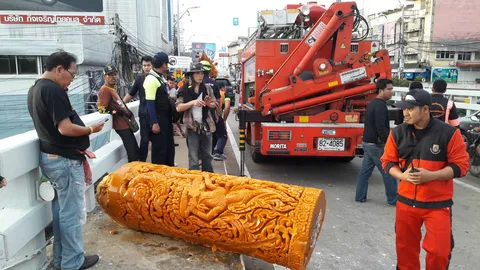 ตะลึงทั้งบาง! ต้นเทียนวัดดังอุบลฯ เกี่ยวสายไฟขณะเคลื่อนโชว์ โค่นลงพื้น