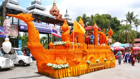 สวนนงนุชพัทยา แห่เทียนยักษ์เข้าพรรษา สูงกว่า 2 ม. นทท.ร่วมชมคึกคัก