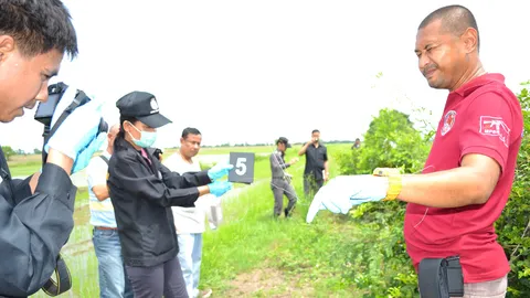 ตรวจบ้านไฟช็อตหนุ่ม ก่อนโดนแทงทิ้งน้ำ พบต้นกระท่อมถูกตัดเหลือแค่ตอ