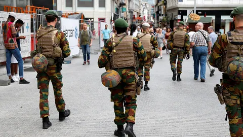 นึกว่าระเบิด! ตร.เบลเยียมรวบชายมีสายไฟลอดจากชุด ที่แท้เป็นนศ.วิชารังสี