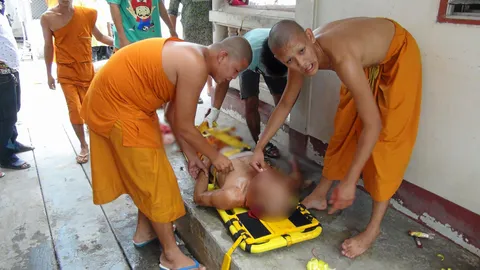 พระหนุ่ม 'สติแตก' คว้ามีดกะซวกพระแก่ หน้ากุฏิ-ปางตาย