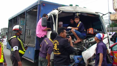 โชเฟอร์รถบรรทุกน้ำอัดลมเกิดวูบ พุ่งชนท้าย 18 ล้อ อัดก๊อบปี้ เจ็บสาหัส