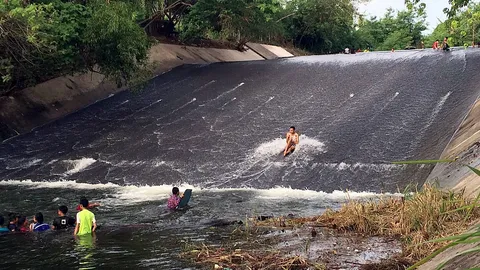 ชาวสัตหีบ แห่เล่นสไลเดอร์ธรรมชาติที่ฝายน้ำล้น อ่างเก็บน้ำห้วยตู้ล่าง