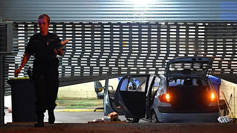 ระทึก! ชายปริศนาเผาตัวเอง-พยายามขับรถเข้าโรงรถสน.ออสซี่