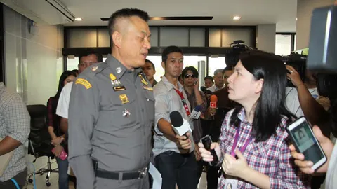 คุมภรรยา 'แอนดรูว์' สอบโยงโพสต์ภาพหมิ่นเบื้องสูง ยันไม่เกี่ยวข้อง