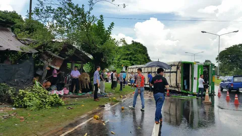 รถเมล์สายอุดรฯ-อุบลฯ พลิกคว่ำที่มุกดาหาร ไร้ดับ-ผู้โดยสารเจ็บอื้อ