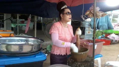 จัดเต็ม! หนุ่ม รปภ.แต่งหญิงสวมชุดไทยขายส้มตำ รายได้งาม-ลูกค้าติดตรึม