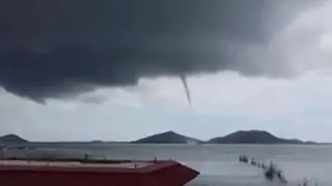 ฮือฮา! พายุงวงช้างนานกว่า 1 นาที กลางทะเลสงขลา บ้านหัวเขา