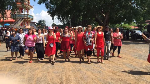 งานเผาศพแปลกแดนซ์กระจาย ใส่เสื้อสีฉูดฉาด ส่งสาวจิตอาสาสู่ภพภูมิที่ดี