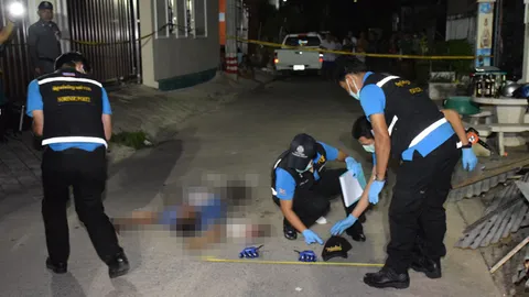 หนุ่มร้านชำเลือดขึ้นหน้า เพื่อนซี้ยกพวกรุมทำร้าย กระหน่ำ 6 นัดดับคาที่