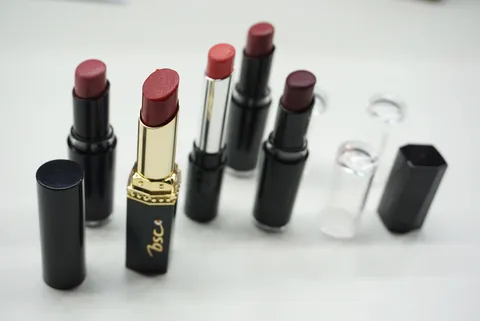 ปากสวยกระชากใจหนุ่ม! ลิปสติก 5 สีสุดเริด ออกเดต ทำงาน ปาร์ตี้ มีครบ!