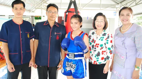 สวยเป๊ะ! เตะโหด..ฮือฮา 'น้องเดือน' สาวน้อยนักมวยไทยวัย 16