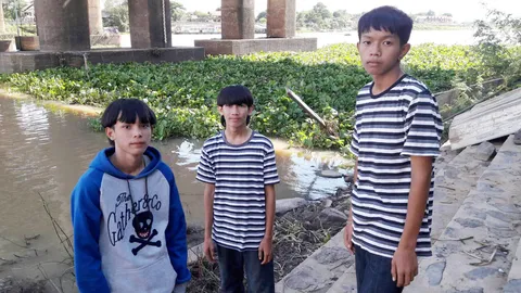 3 ฮีโร่! หนุ่ม 16 กระโจนน้ำมูลเชี่ยว ช่วยหญิงชราโดดสะพานหวังฆ่าตัวตาย
