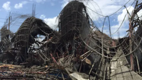 ตึกถล่ม 60 ชีวิตหนีตาย! โชว์รูมกำลังก่อสร้างย่านพุทธมณฑล บาดเจ็บ 13