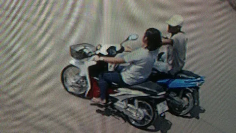 ปล้นกลางวันแสกๆ! โจ๋ซิ่ง จยย.กระชากสร้อยสาวใหญ่ล้มคว่ำกลางถนน (ชมคลิป)