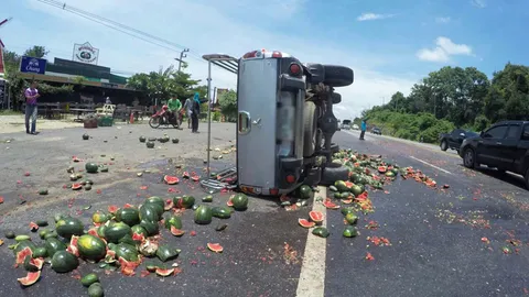 กระบะขนยางแตกพลิกคว่ำ ผลไม้หล่นเกลื่อนถนน โชคดีไร้เจ็บ