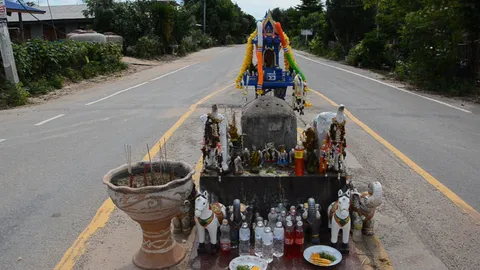 เฮี้ยน! ศาลพระภูมิ ตั้งตระหง่านกลางถนนในอุดรฯ ห้ามย้าย-ลบหลู่ถึงตายโหง