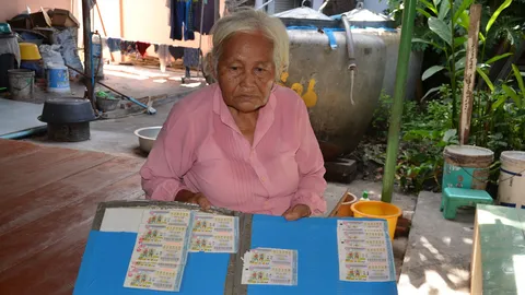 สู้ชีวิต! ยายวัย 70 ปั่นจักรยานเกือบ 10 กม./วัน ขายลอตเตอรี่เลี้ยงชีพ