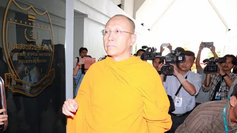 พระถวัลย์ศักดิ์ พบดีเอสไอ สอบบริหารเงินในธรรมกาย