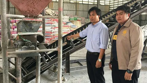 บุกจับโรงงานปุ๋ยเถื่อน อ.ท่ามะกา ลอบบรรจุใส่ถุงปุ๋ยยี่ห้อดัง 200 ตัน 