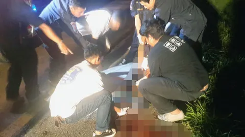 ผัวช็อก! เมียถูกรถพ่วงชนดับ ขณะเดินหาใบขับขี่ปลิวตกถนน