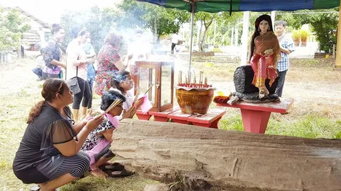 ถูวนไป! แห่ขอหวย ‘แม่รุ่งทิวา-สร้อยสุวรรณ’ แถมทีเด็ด ‘แม่ย่าเรือนทอง’