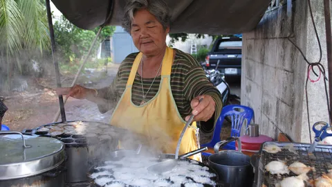 ลูกค้าเพียบ! ขนมครกโบราณสวรรคโลก สูตรแป้งโม่เอง ขายมานานกว่า 40 ปี