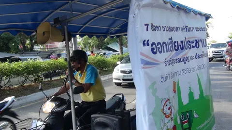 ลุงอดีตข้าราชการครู สร้างสีสันขี่จยย.พ่วงข้าง ชวนคนสงขลาลงประชามติ