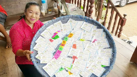 มั่นใจเลขเด็ด! เจ้าแม่สร้อยสุวรรณ สาวใหญ่กว้านซื้อ 300 ใบ