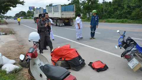 ซวย! บุรุษไปรษณีย์ควบ จยย.ตามหลังรถพ่วง ถูกยางร่วงใส่สลบเหมือด