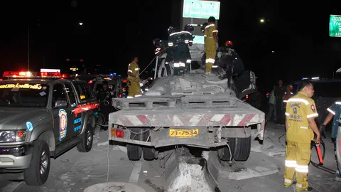 โชเฟอร์ 6 ล้อ หลับในพุ่งชนแท่งแบริเออร์ดับคารถ จราจรติดขัดบน ถ.วิภาวดี