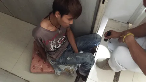 ลิฟต์หนีบเท้า! ลูกจ้างใหม่ขึ้นไปขนของชั้น 3 กู้ภัยงัดช่วยชั่วโมงครึ่ง