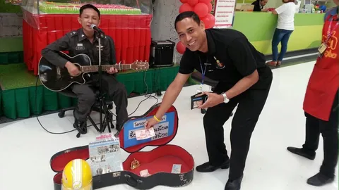 'สารวัตรเมืองสุพรรณ' ร้องเพลงเปิดหมวกหาเงิน ซื้อหมวกกันน็อกแจกเด็กชนบท