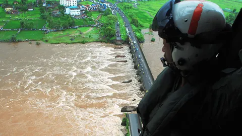 ถนนจีนยุบตัวเป็นหลุมยักษ์-สะพานอินเดียพังคนหายอื้อ