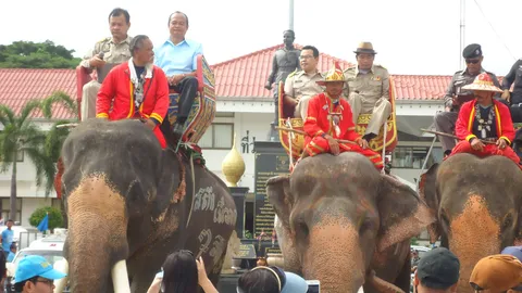 เก๋ไก๋! บุรีรัมย์ แห่ช้างรอบเมืองสตึก ชวนใช้สิทธิลงประชามติ