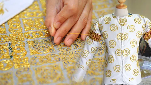 เจาะเบื้องหลัง ปักเครื่องโขน-ทอผ้ายก สีบัวทอง ฝีมือสุดวิจิตรต้องไปชม