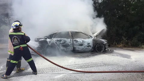 เก๋งติดแก๊สไฟลุกห้องเครื่อง เผาวอดทั้งคัน หนุ่มใหญ่วิ่งหนีตาย