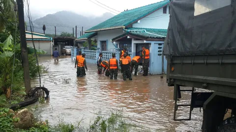 ฝนถล่มระนอง น้ำป่าหลากท่วมบ้าน เกิดดินสไลด์ปิดถนน เสาไฟล้มเพียบ