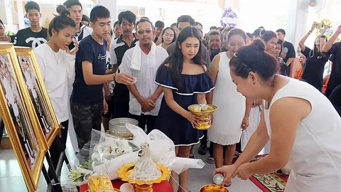 จัดงานวิวาห์ศพ รดน้ำสังข์ หน้าโลงบ่าวสาว