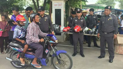 ผู้การฯ สุพรรณบุรี ยกทัพตำรวจ แจกหมวกกันน็อกเด็ก นร. ถิ่นทุรกันดาร