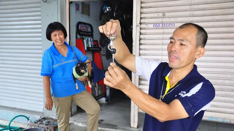 ง่ายจัง! โจรร่างยักษ์ลักโฟร์วีล ใช้กุญแจผี ติดเครื่องขับหาย (ชมคลิป) 