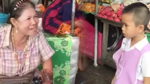 ชาวเน็ตมอง 2 มุม! คลิปหนุ่มน้อยโต้แม่ค้าดุเดือด ปกป้องหญิงสาวยืนร้องไห้