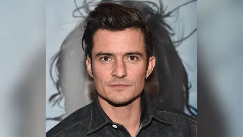 ชาวเน็ตอื้อหือ แซวกระหึ่มออนไลน์ ภาพเปลือย ‘ออร์แลนโด บลูม’ พายเรือ